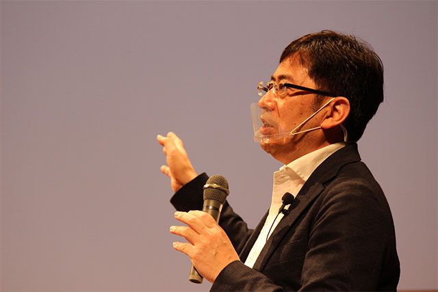トークセッションで発言するWILLER 代表村瀨