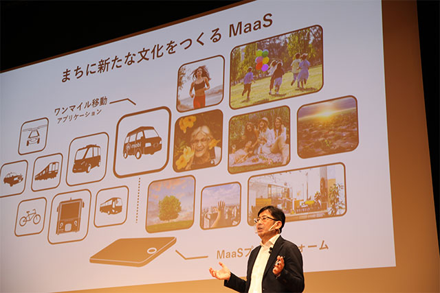 舞台上で発表するWILLER代表の村瀨