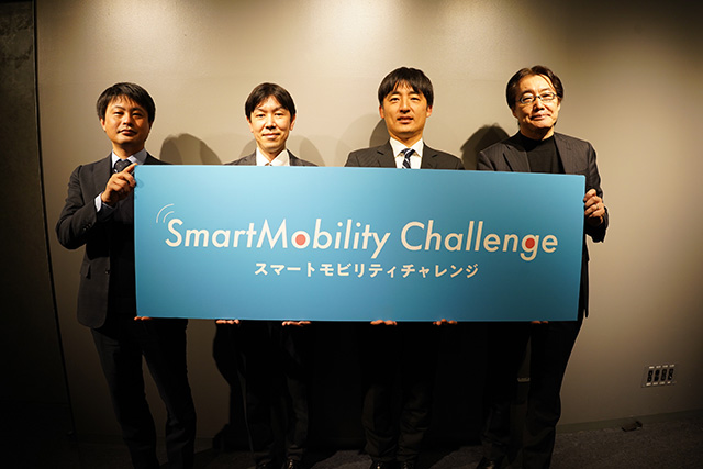 スマートモビリティチャレンジシンポジウム登壇者記念写真